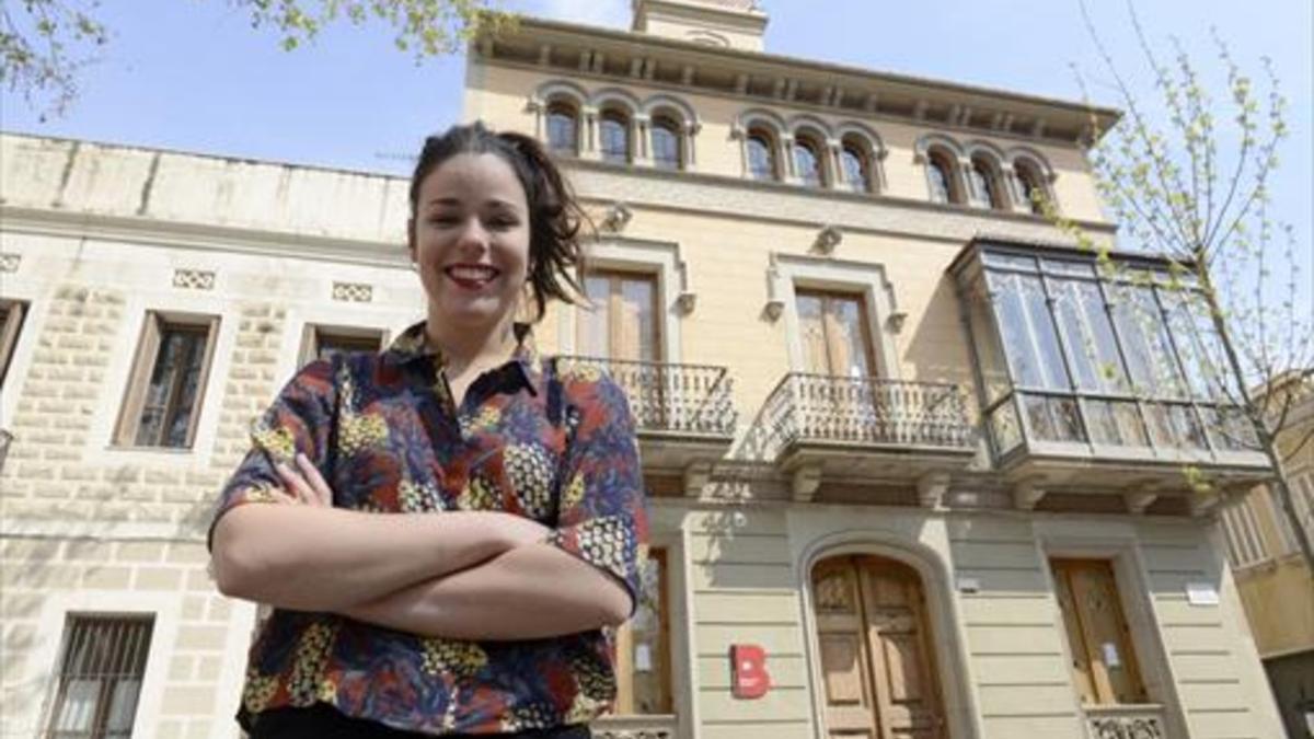 La actriz Georgina Latre, en la plaza de la Concòrdia de Les Corts.