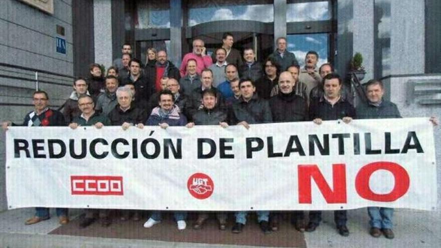 Comités de empresa del grupo Ence que se sientan hoy de nuevo a negociar. //