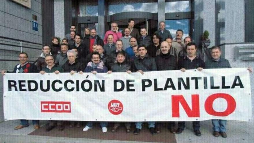 Comités de empresa del grupo Ence que se sientan hoy de nuevo a negociar.  //