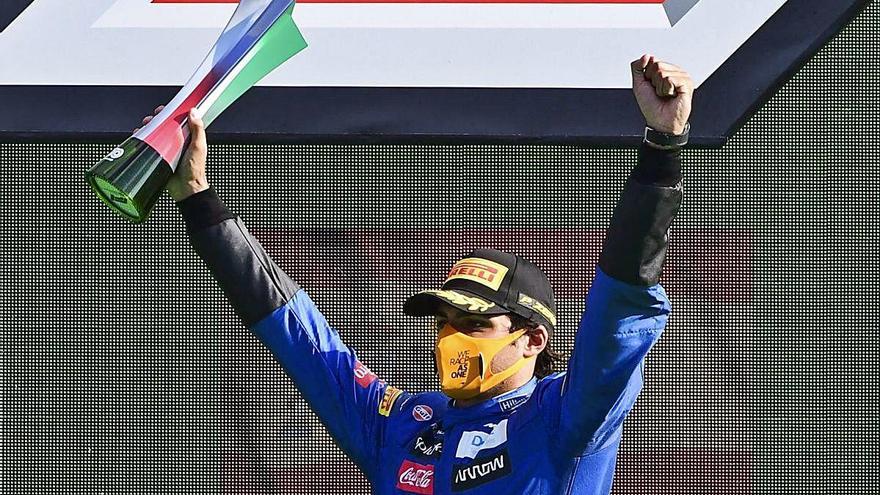 Sainz alza su trofeo de segundo clasificado en Monza.