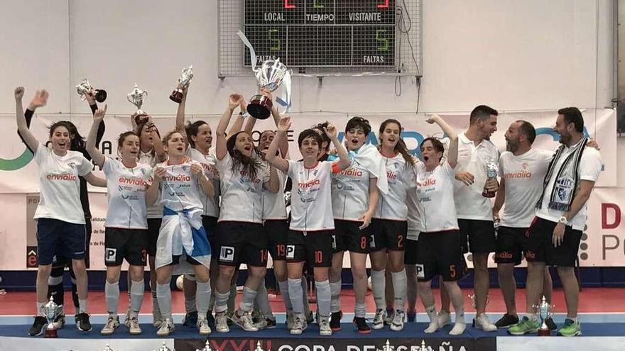 Las jugadoras y cuerpo técnico del Ourense Envialia celebran el título, en Poio. // Gustavo Santos