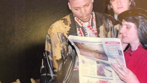 Carl Lewis atienden la portada de EL PERIÓDICO, marzo de 1992
