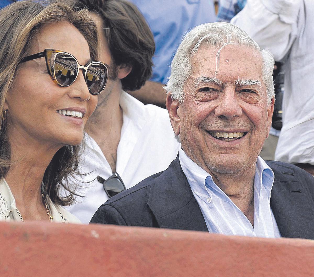 Isabel Preysler y Mario Vargas Llosa en la plaza de toros de Valladolid.