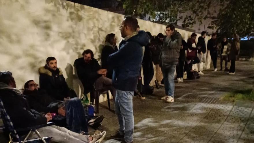 Colas nocturnas para matricularse en la Escuela Infantil de Padre Rubinos, en A Coruña