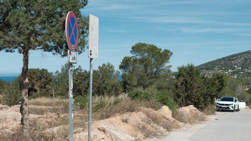 Two young women rescued after their car fell down an embankment next to the Cala d’Hort car park in Ibiza