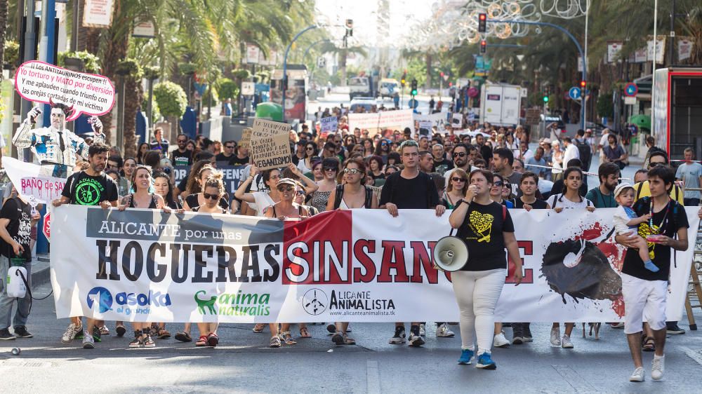 La manifestación organizada por la Asociación Animalista arrancó en la Plaza de la Estrella, finalizando en la Plaza del Ayuntamiento