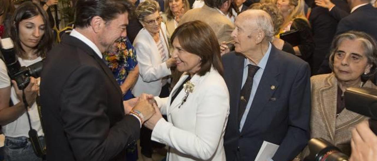 El alcalde de Alicante, Luis Barcala, saluda a la líder regional del PP, Isabel Bonig, durante el pleno celebrado ayer para la constitución del nuevo consistorio de la ciudad.