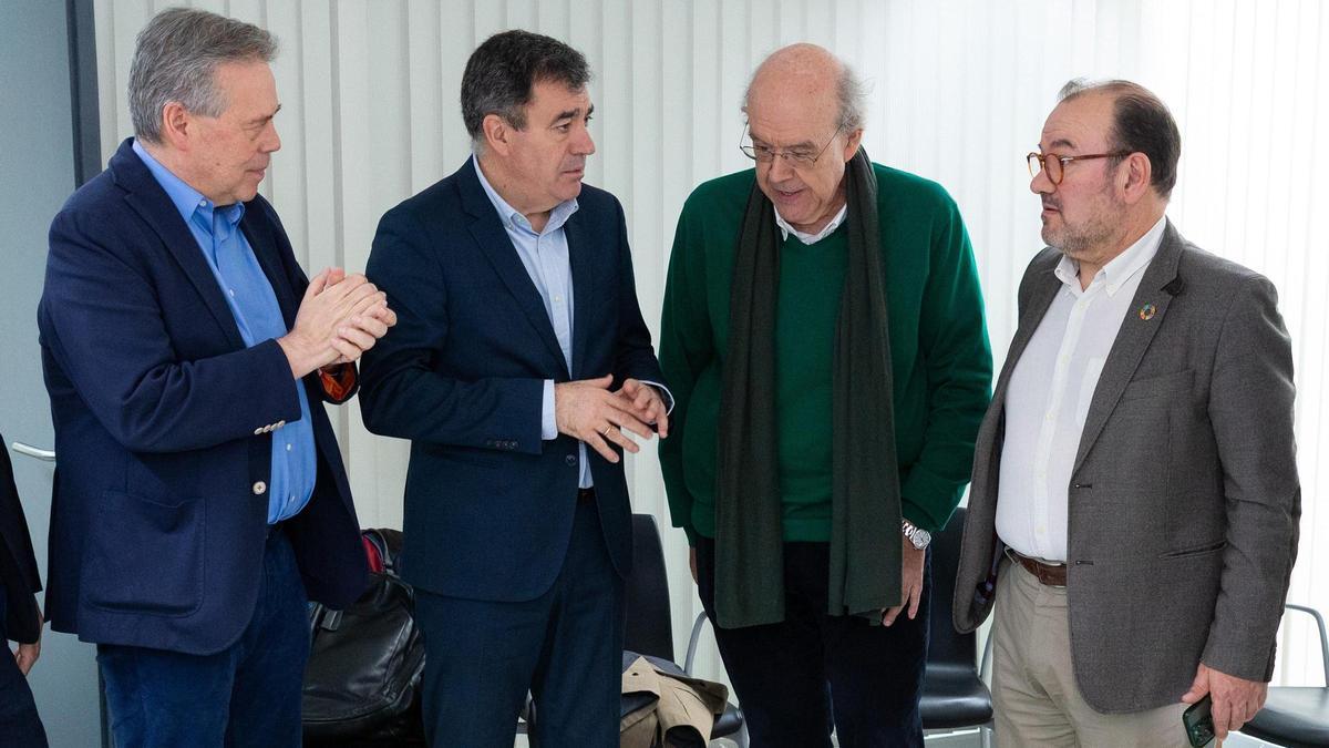 El conselleiro de Sanidade, Antonio Gómez Caamaño, el de Educación, Ciencia, Universidades y FP, Román Rodríguez, el decano de la Facultad de Medicina, Julián Álvarez, y el rector da USC, Antonio López.