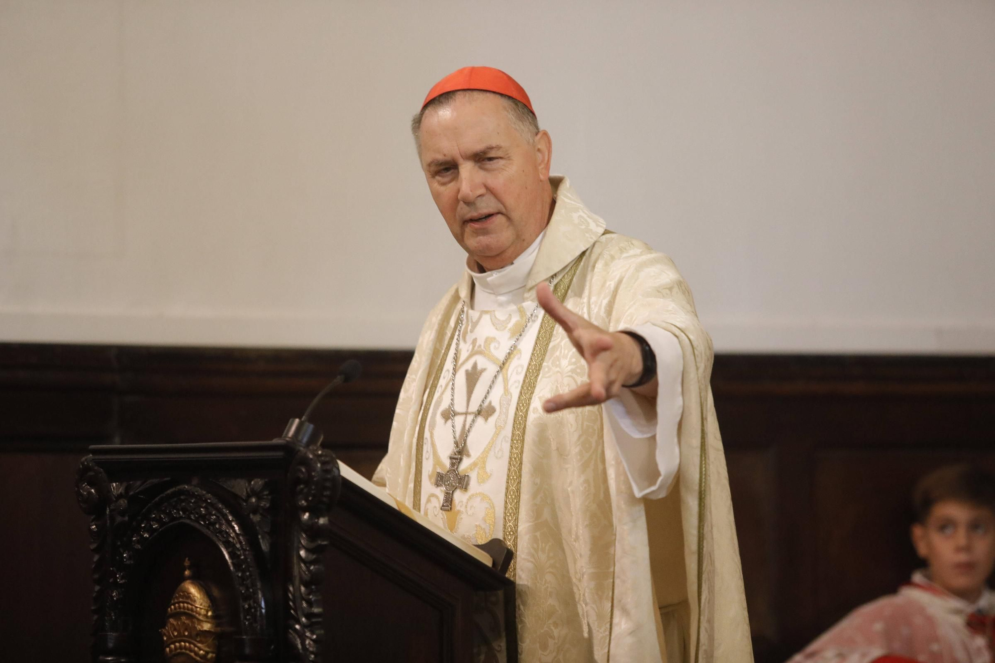 El cardenal Ángel Fernández Artime oficia la primera misa cardenalicia de Gozón en el día de Todos los Santos en la parroquia de Santa María de Luanco
