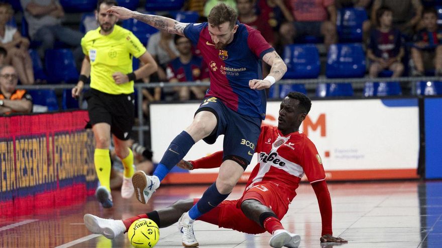 Mouhedine, desde el suelo, trata de cortar el avance de Sergio González en el primer partido de la final disputado en el Palau Blaugrana. | JAVI FERRÁNDIZ/SPORT