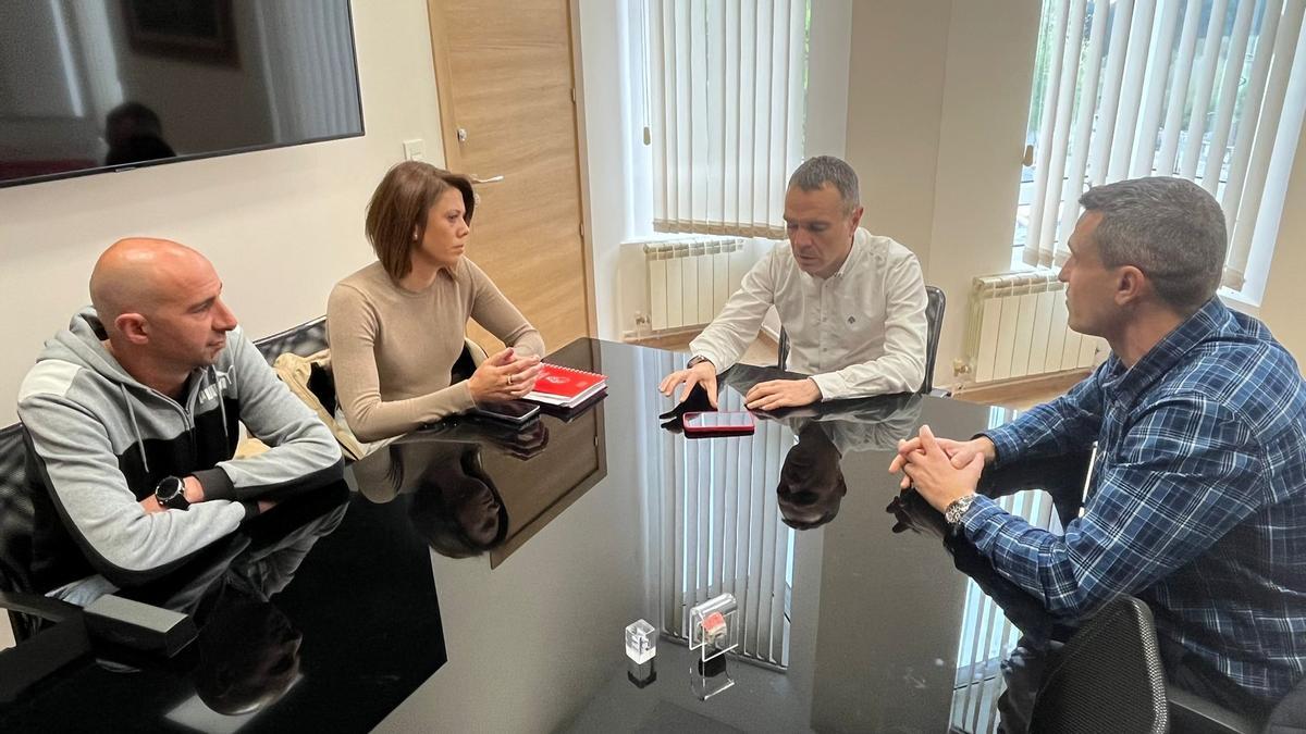 De izquierda a derecha, el secretario de Política Sindical, Roberto Sánchez; la secretaria de Política Social, Patricia Suárez; el alcalde de Corvera, Iván Fernández; y el secretaro general, Javier Quirós.