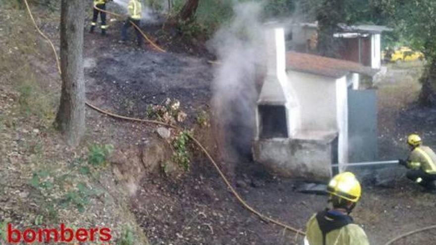 Es crema una barraca en una zona boscosa de Riells i Viabrea