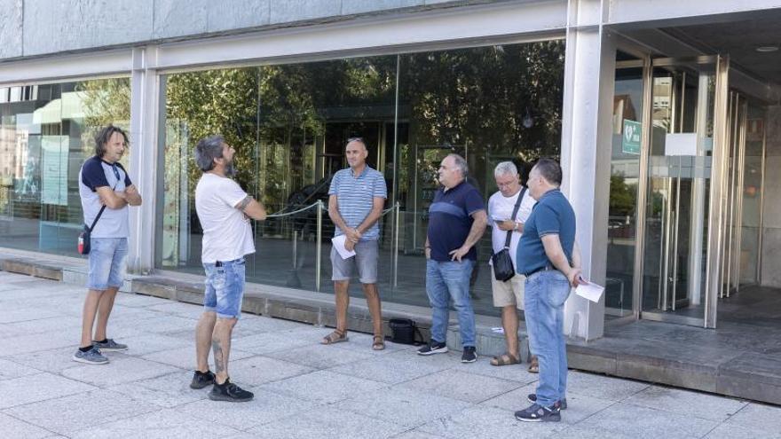 Trabajadores de Urbaser, a las puertas del Auditorio de Vilagarcía, ayer. |   // JAVIER TENIENTE