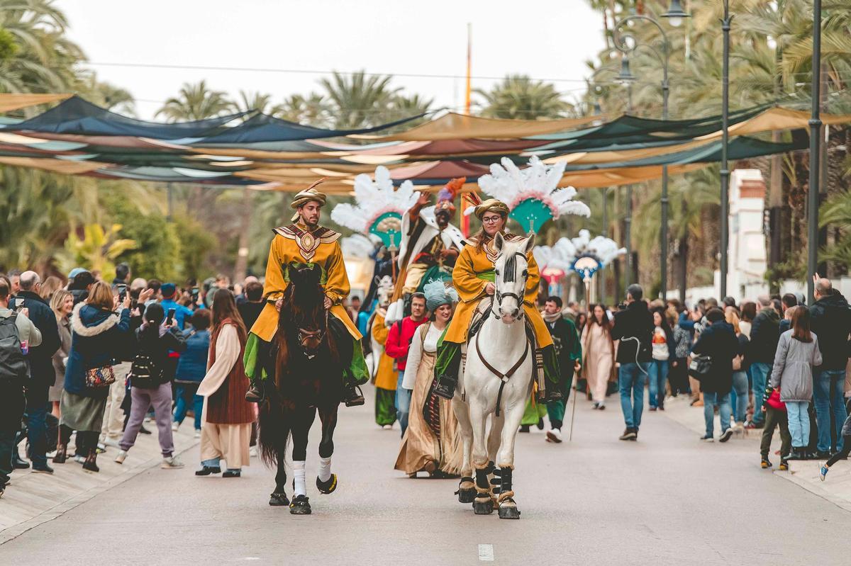 Los Reyes Magos llegan en dromedario a Elche
