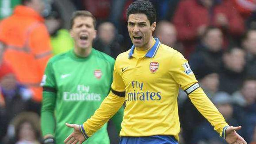 Arteta se lamenta tras uno de los goles del Liverpool. / p. powell / efe