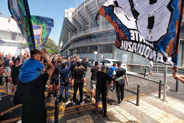 Aliento de la afición a la plantilla del CD Tenerife en el Heliodoro antes del partido ante el Girona