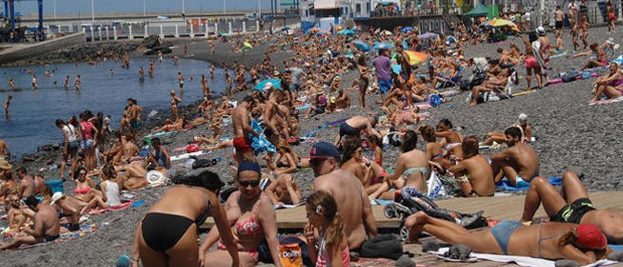 La combinación de sol, mar y música dejaba la playa repleta, al igual que las calles de Las Nieves.