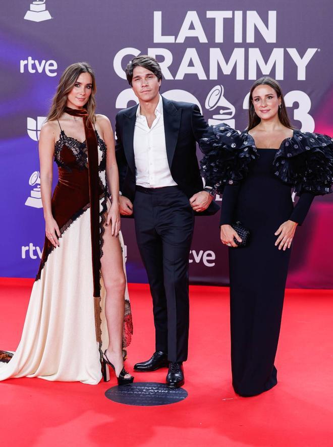 María Pombo, Pablo Castellano y Marta Pombo en los Latin Grammy