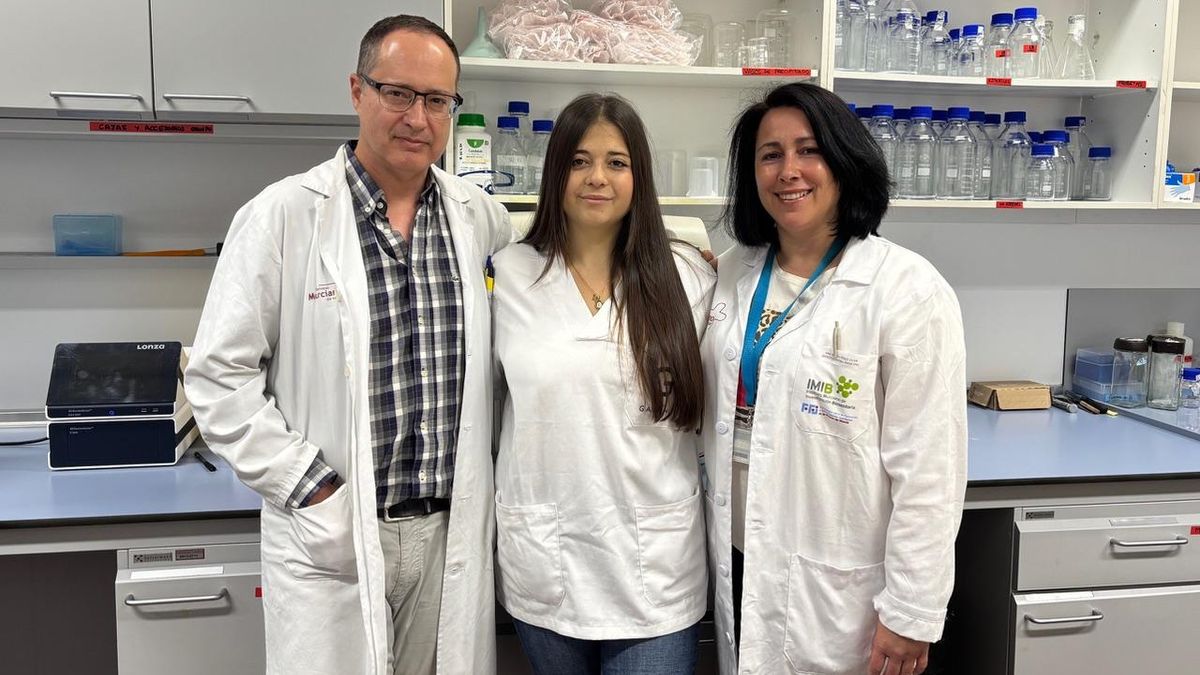 María Dolores Muñoz, en el centro de la imagen, junto a la doctora Ana Belén Pérez-Oliva y el doctor Eduardo Salido.