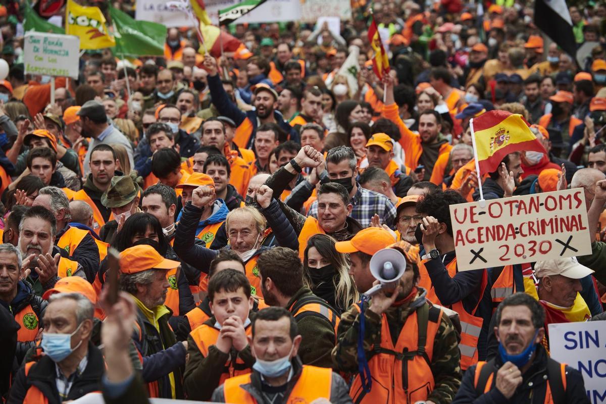 MADRID, 20/03/2022.- Miles de personas participan en la manifestación en defensa del mundo rural este domingo en Madrid. EFE/Luca Piergiovanni