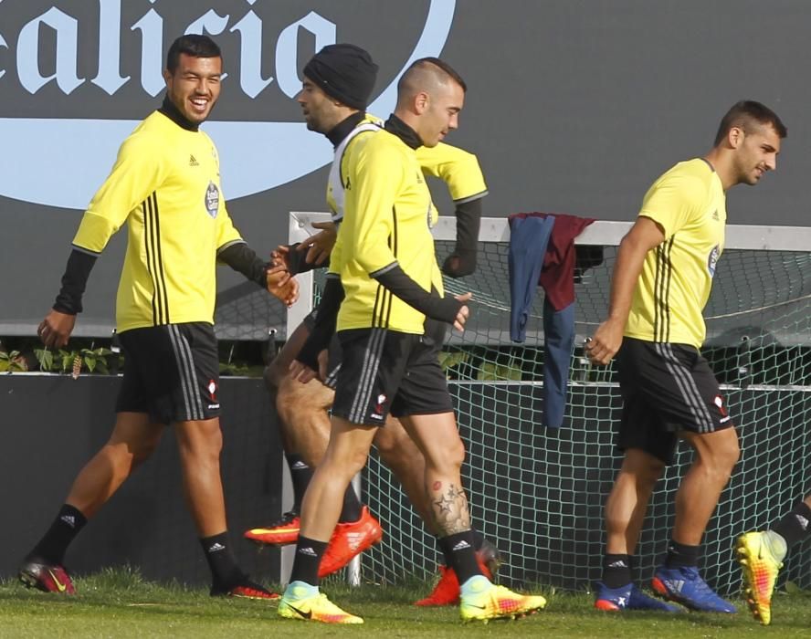 Los jugadores se ponen a las órdenes de Eduardo Berizzo para preparar a puerta cerrada el choque en Cornellá contra el conjunto perico. Orellana trabajó en el campo al margen de sus compañeros.