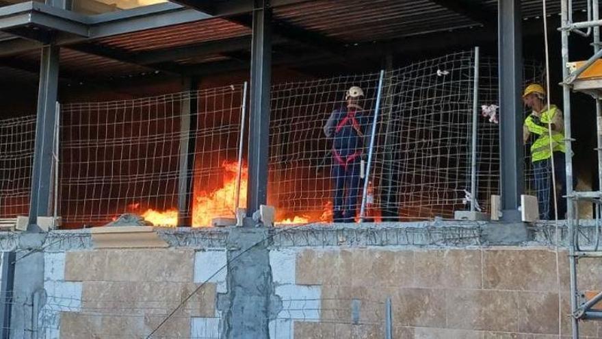 Un intoxicado en un incendio de material de obra en el exterior de un hotel de Santa Eulària