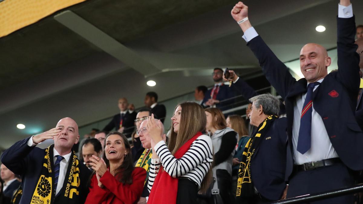 Rubiales (a la derecha, con los brazos alzados) celebra el triunfo de la selección femenina de fútbol junto a la infanta Sofía y la reina Letizia, este domingo, en Sídney.