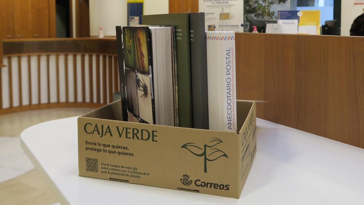 La caja verde de Correos con libros.