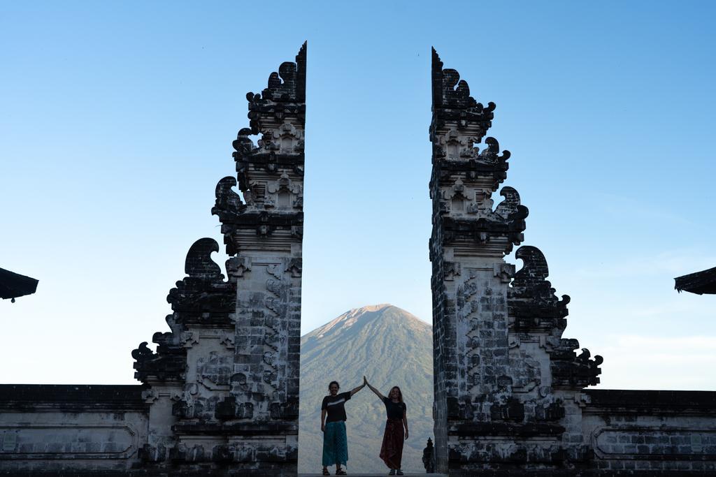 María y Laura en el templo Pura Penataran Agung Lempuyang en Bali.