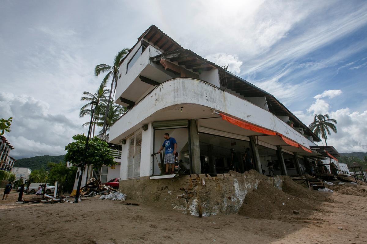 El huracán Roslyn azota la costa de México en el Pacífico