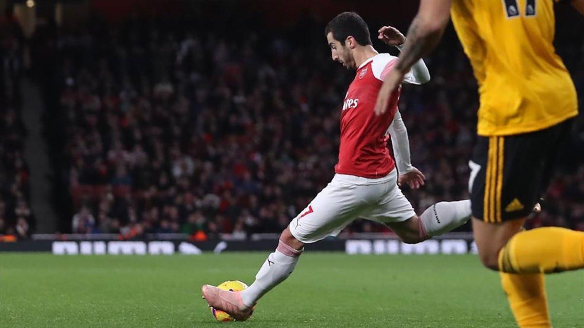 Mkhitaryan rescata a los de Emery