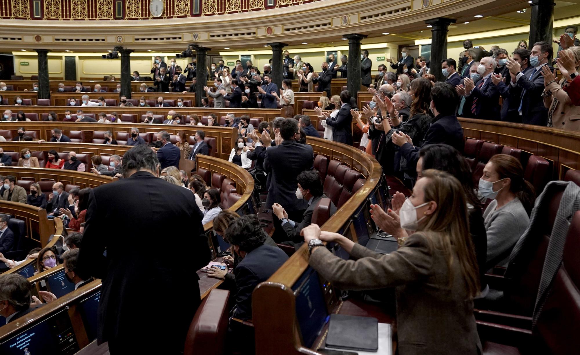 Los diputados del PP aplauden al principio tras decir la presidenta de la cámara, Meritxell Batet, que quedaba derogada la ley de la reforma laboral. FOTO JOSÉ LUIS ROCA