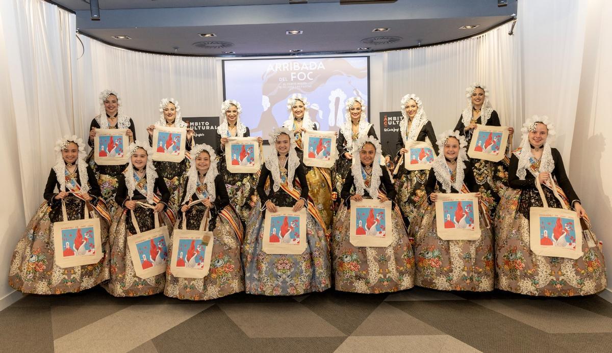 Las Belleas del Foc posan con las tote bags con diseño exclusivo dedicadas a la "Arribada del Foc"
