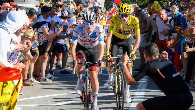Tadej Pogacar y el ciclista danés del equipo Jumbo-Visma Jonas Vingegaard con el maillot amarillo, d en los kilómetros finales de la 12.ª etapa del Tour de Francia entre Briancon y L'Alpe-d'Huez, en los Alpes franceses.