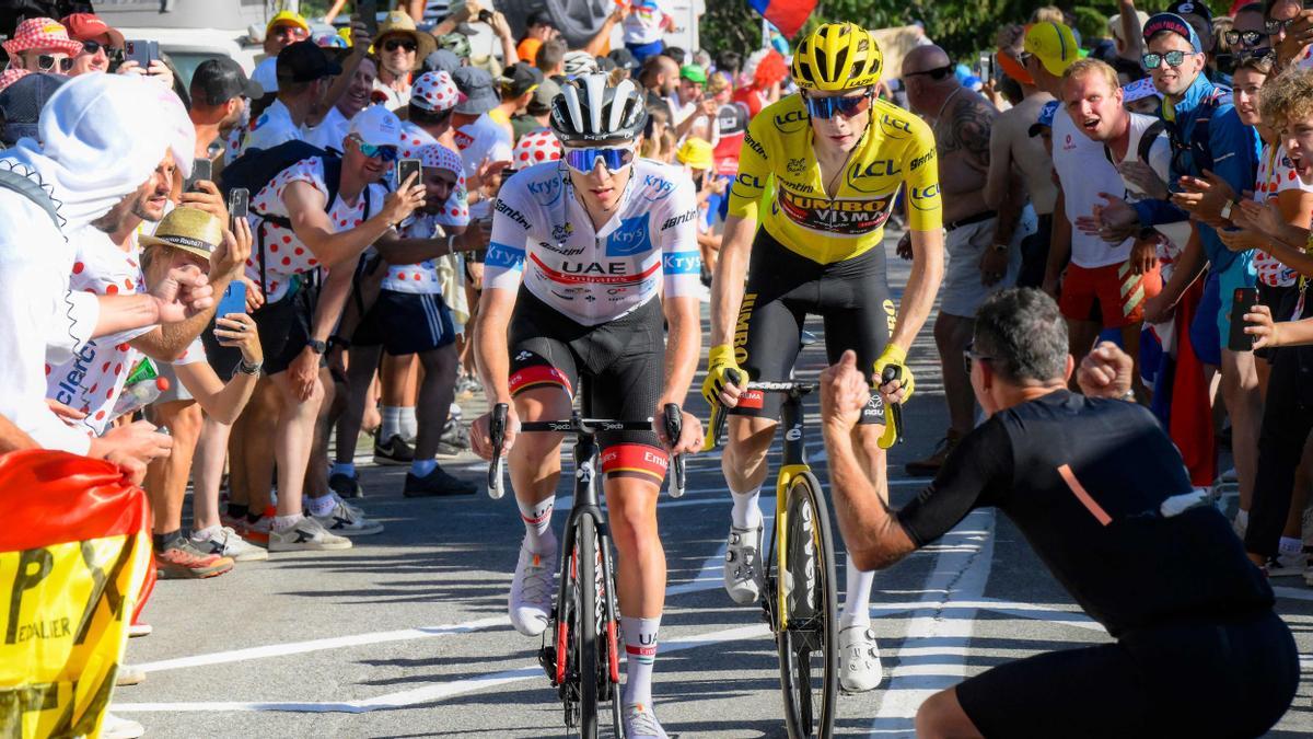 Tadej Pogacar y el ciclista danés del equipo Jumbo-Visma Jonas Vingegaard con el maillot amarillo, d en los kilómetros finales de la 12.ª etapa del Tour de Francia entre Briancon y L'Alpe-d'Huez, en los Alpes franceses.