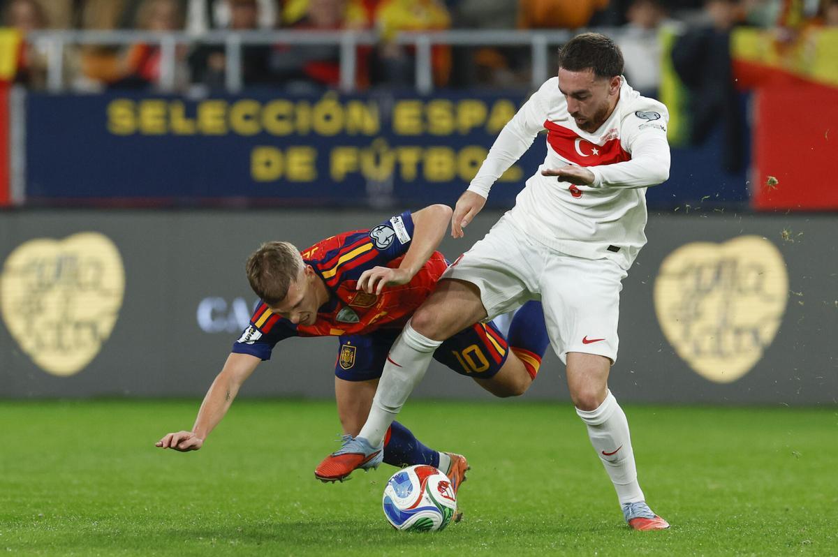 SEVILLA, 18/11/2025.- El centrocampista de España, Dani Olmo (i), disputa el balón ante el jugador de Turquía durante el encuentro correspondiente a la fase de clasificación para el Mundial 2026 que disputan hoy martes España y Turquía en el estadio de La Cartuja, en Sevilla. EFE / Julio Muñoz.