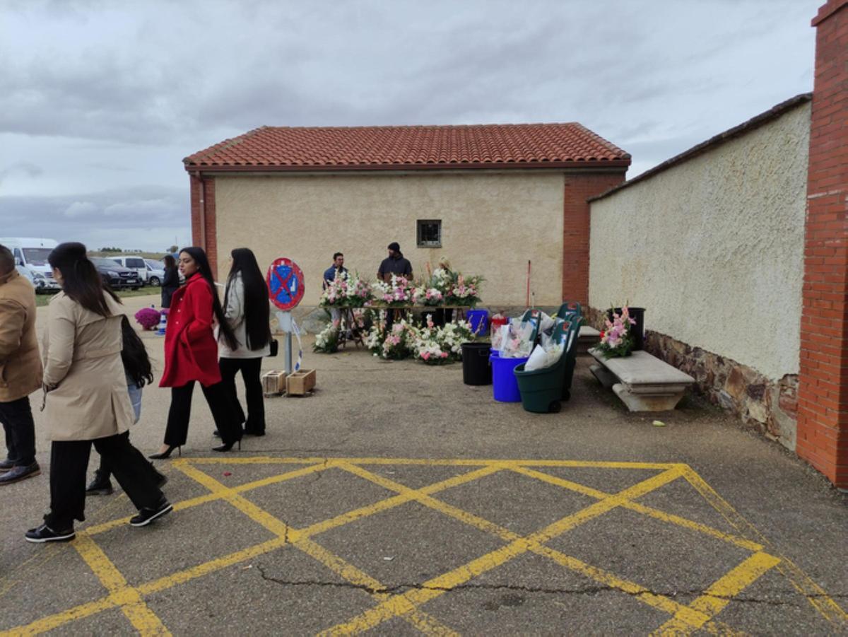 Asprosub tiene  un puesto de flores a la entrada del cementerio. / E. P.