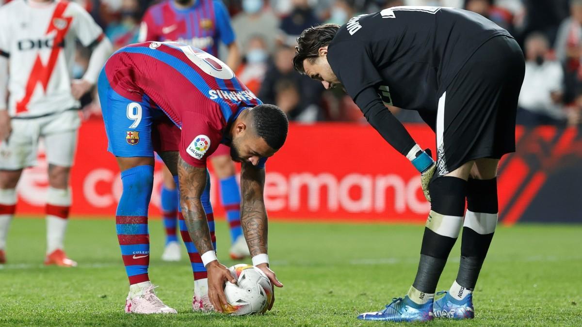 Memphis Depay, antes de lanzar un penalti contra el Rayo en Vallecas