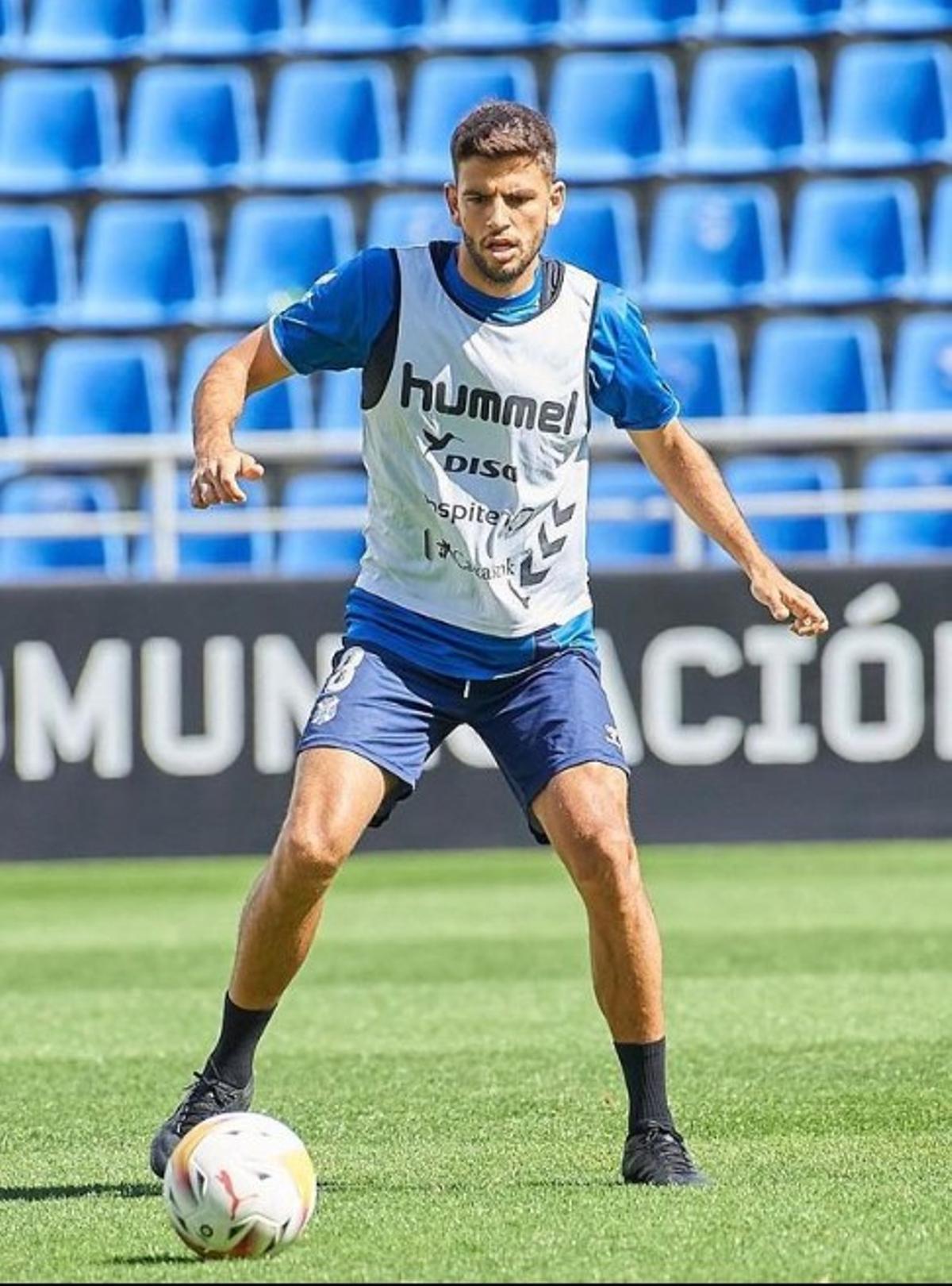 Javi Alonso controla un balón en un entrenamiento en el Rodríguez López
