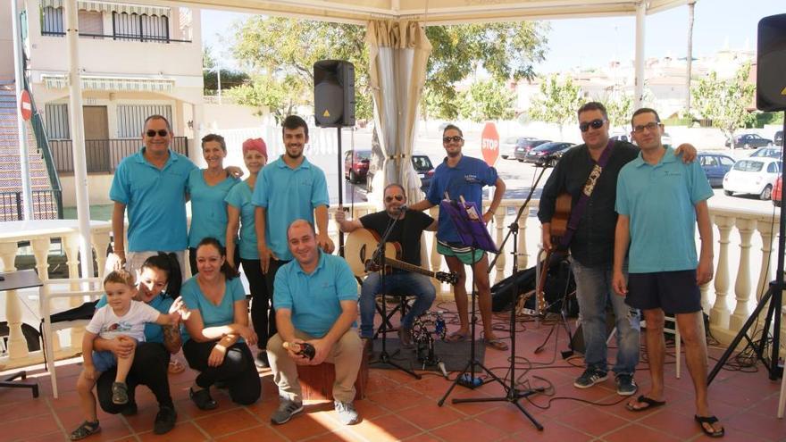 El equipo de Sal y Almagre, al completo, junto al dúo musical A Pelo.