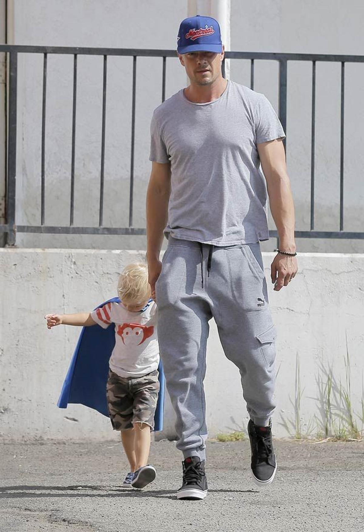 Josh Duhamel, de paseo con su pequeño Superman