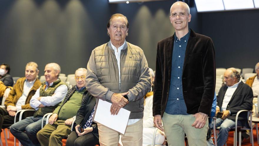 Willy Pola y Saúl Martínez Mendaro, ayer, en el Club Prensa Asturiana. | Irma Collín