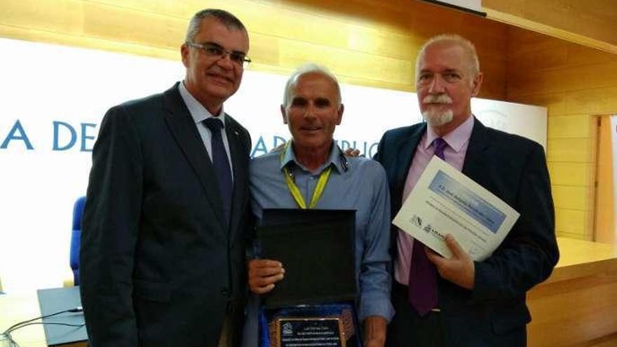 Luis Gómez, con el delegado del Gobierno, Santiago Villanueva, y el subdirector xeral de Seguridade. // Bernabé/ Cris M.V.