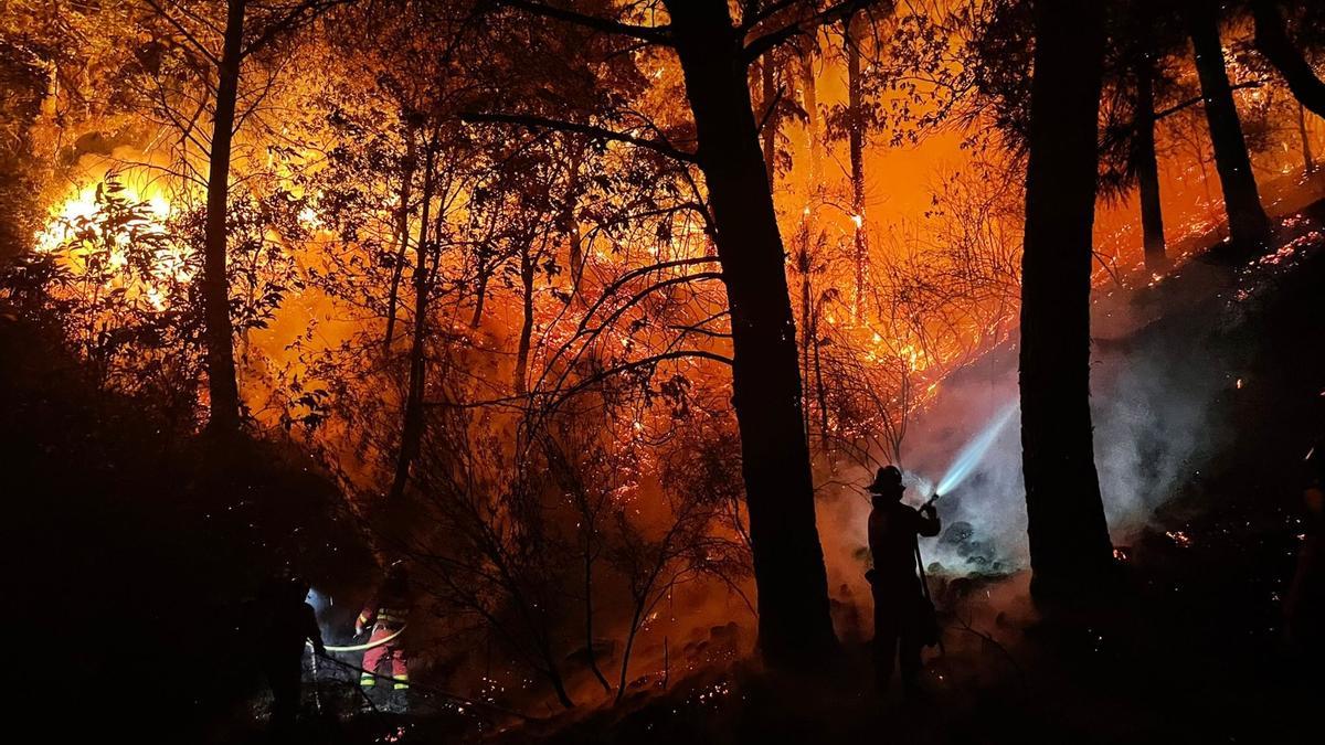 Trabajos de extinción del incendio en Sierra Bermeja