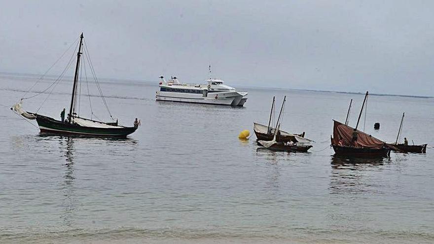 Los barcos de Os Galos izan sus banderas en el homenaje.