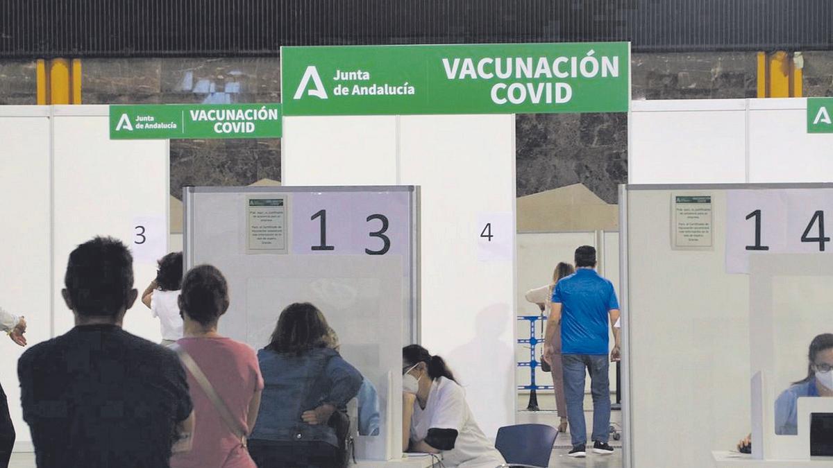 Centro de vacunación en el Palacio de Congresos.