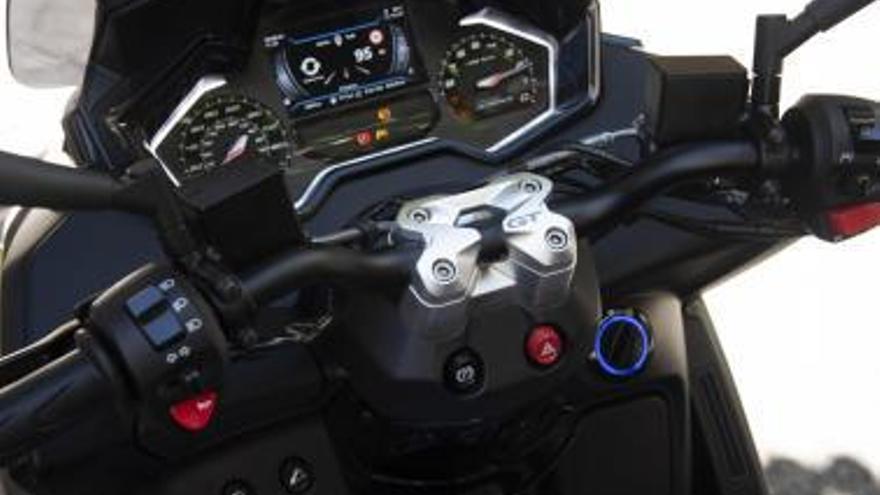 conNECTAT. La pantalla digital permet connectar un telèfon intel·ligent mitjançant l’aplicació Peugeot Motorcyles i veure les indicacions de navegació. peugeot