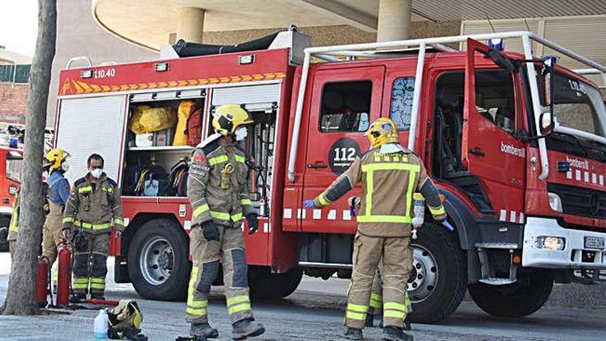 Bombers en l&#039;actuació d&#039;ahir al migdia al carrer de la Font del Gat