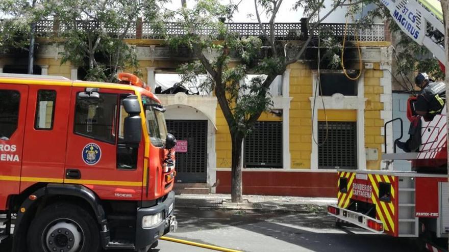 Un bombero resulta herido mientras sofoca un incendio en Santa Lucía