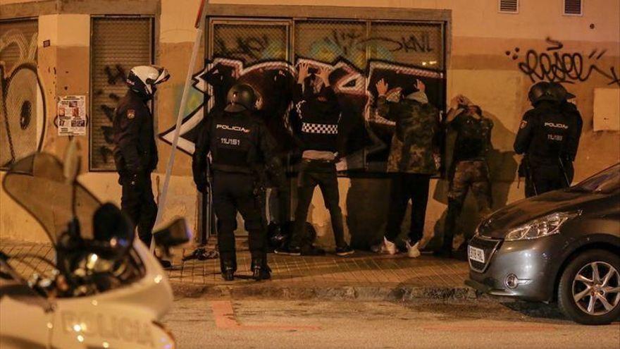 Momento de la detención en la calle Menéndez Pelayo de la capital aragonesa.